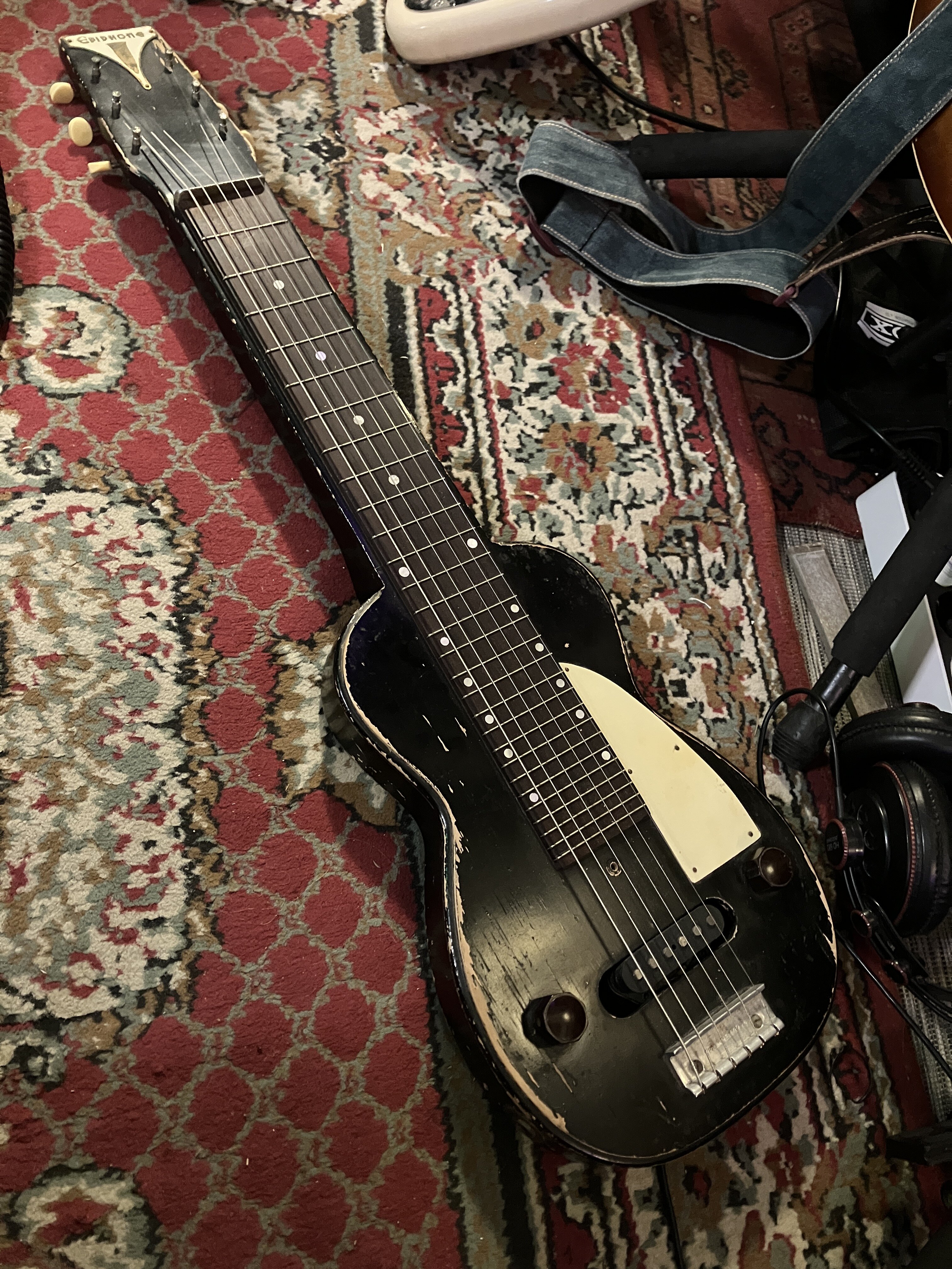 sto entrando nel mondo delle lap steel...